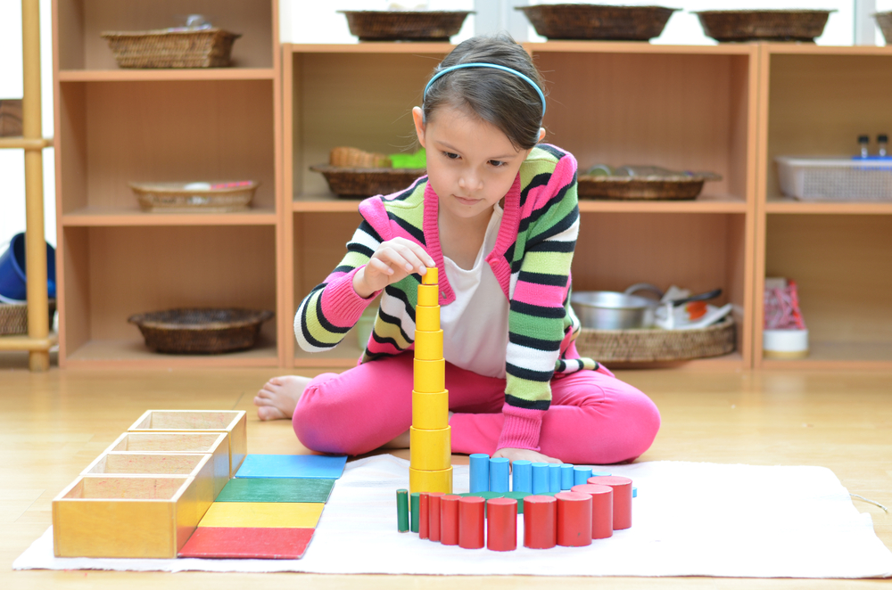 Montessori ¡Dale a tus hijos el mejor comienzo en la vida con nuestro curso de metodología Montessori en casa! Aprende a fomentar su independencia y creatividad mientras desarrollas su confianza y amor por el aprendizaje. ¡Inscríbete hoy y dales un futuro lleno de posibilidades! Paso a Paso